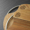 Deska do krojenia z drewna akacjowego okrągła o średnicy 30 cm z uchwytem